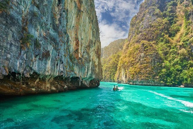 Blu Anda Catamaran to Phi Phi from Phuket - Cruising between bays and caves: what you’ll actually see