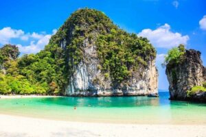 Hong Krabi & James Bond Islands Adventure Tour by Speedboat - Royal Phuket Marina start: getting aboard without the fuss