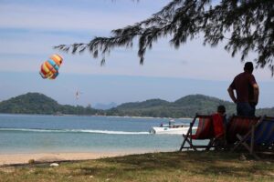James Bond & Canoeing Day Trip with Lunch - Speedboat cruise to Phang Nga Bay: efficient and loud (in a fun way)