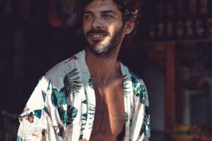 Lifestyle portrait photoshoot in Phuket - Posing help that stays natural (and feels like you)