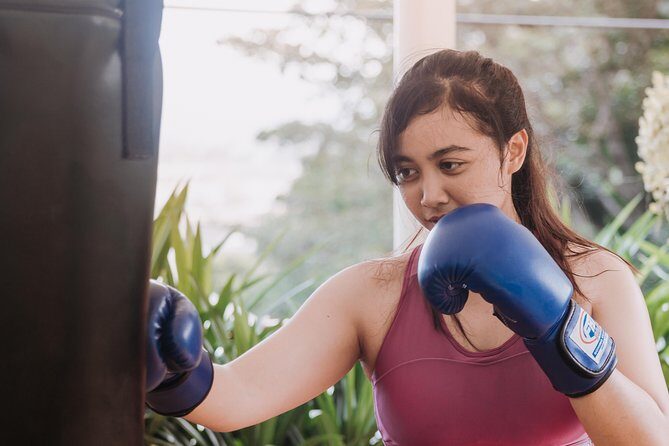 Muay Thai Boxing Class for Beginners - Pad and Mitt Work: The Fast Track to Conditioning and Form