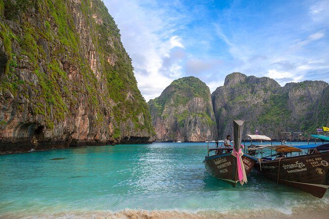Phi Phi 6: Amazing trip by speedboat, start at Sunrise - Food on the water: breakfast, snacks, soda, and lunch