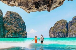 Phi Phi Islands Snorkeling Tour with 7 Stops & Lunch from Phuket - The pier breakfast and departure vibe