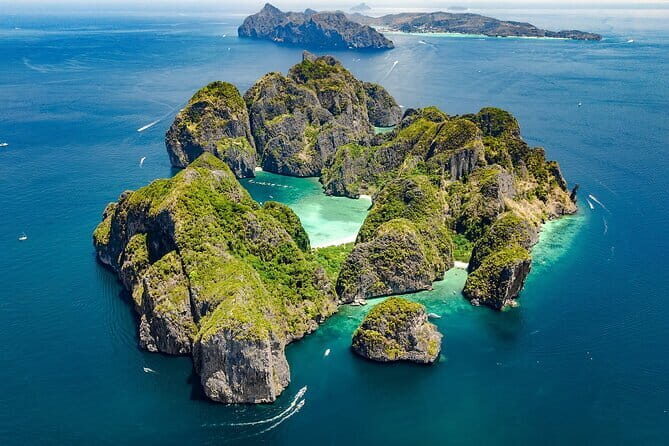 Phi Phi Maya and Maithon by Indigo Luxury Catamaran in Phuket - Food at sea: Thai buffet lunch plus snacks so you don’t pay extra