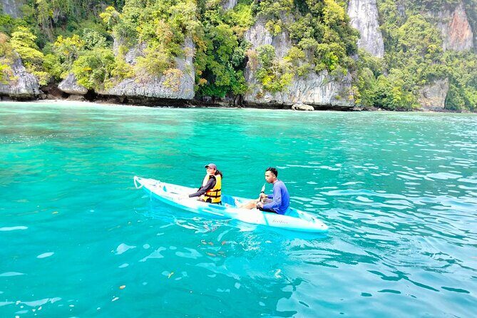 Phi Phi, Maya Bay, Bamboo by Private VIP boat - Maya Bay: the limestone cliffs and photo-worthy water