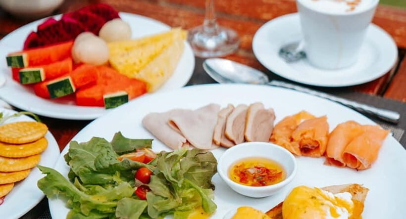 Phuket: Coral and racha Islands Snorkeling Trip with Lunch - Lunch by the Sea: Thai Buffet Timing and How to Use It Smartly