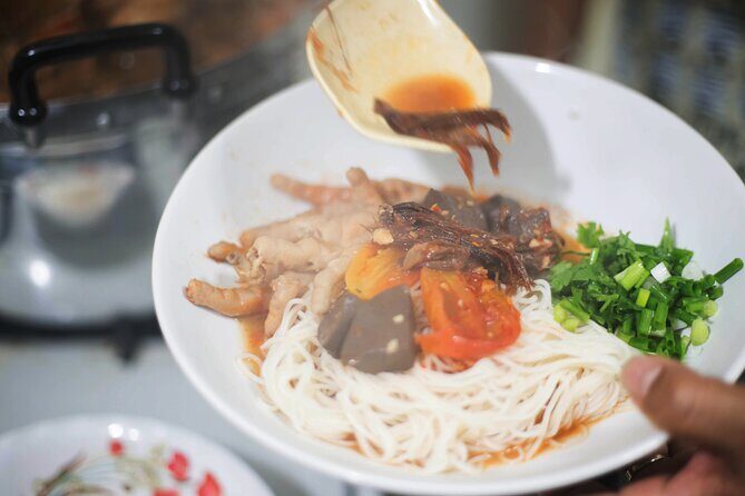 Phuket: Flavours of the South Food Tour - The guide and driver: how the best tours run on people