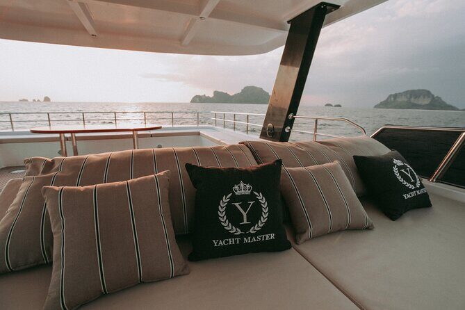 Phuket : James Bond Island and Phang Nga Bay by Premium Yacht - Hong Island Lagoon: the kayak/canoe moment inside limestone cliffs