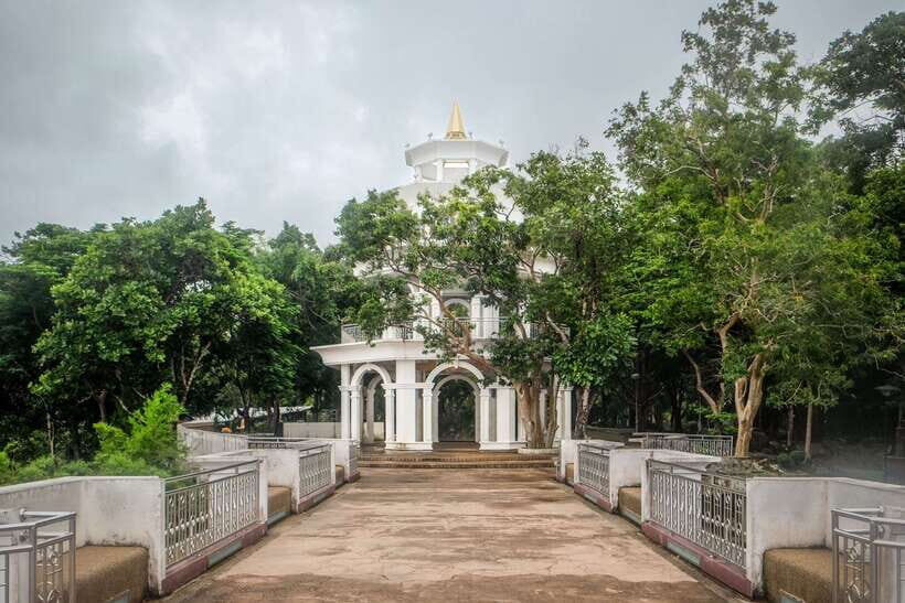 Phuket: Wat Chalong, Viewpoint, and Old Town Guided Tour - Phuket Town and Old Town walking: Sino-Portuguese architecture plus snack breaks