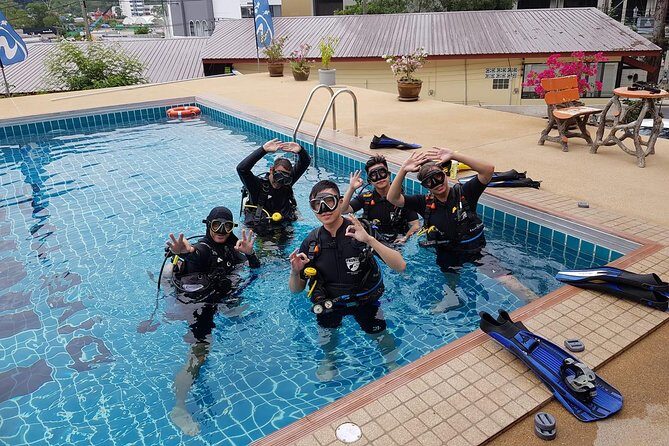 Scuba diving Pool lesson for beginners (1 hour ) - Who can join (and who should think twice)