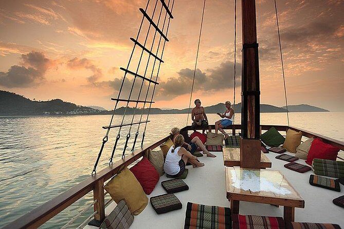 Sun & Sunset Dinner Cruise - Combine the best of both worlds - The food plan: snacks in the afternoon, Thai buffet for dinner